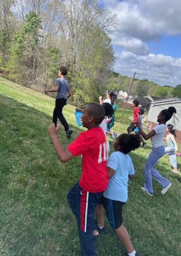 Kids starting in the relay race.